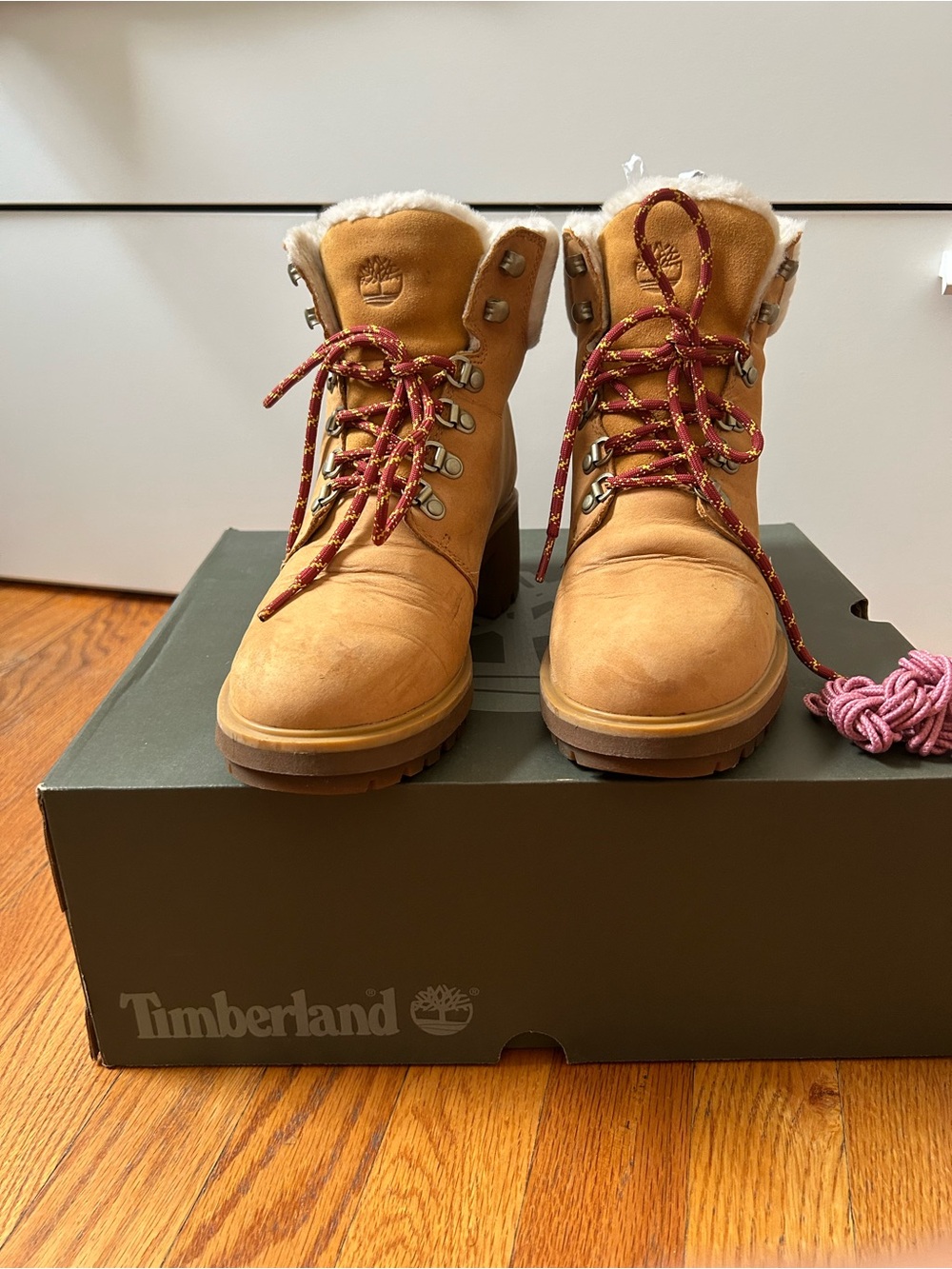 Timberland Wheat/Tan Shearling Lined Lace-Up Boots ( women size 8,5)